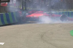 CRASH: Leclerc parkeert zijn Ferrari tegen de muur