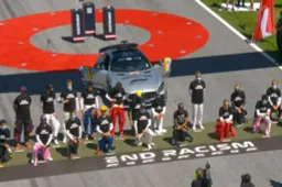 Zes coureurs blijven staan bij protest tegen racisme