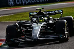 Hamilton reageert terneergeslagen als hij de tijd van Verstappen hoort