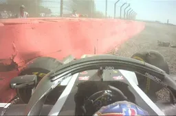 CRASH! Grosjean gaat vol in de muur tijdens VT1 Silverstone