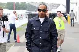 Hamilton lovend naar team: 'Beste ontwikkelingstempo van alle teams'