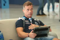 Loeb zorgt voor megacrash in Dakar Rally: bekijk hier de beelden