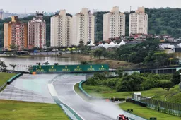 Albon crasht, Verstappen glijdt in natte en listige VT1 op Interlagos