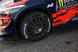 Verstappen aandachtig toeschouwer bij racespektakel in zijn achtertuin