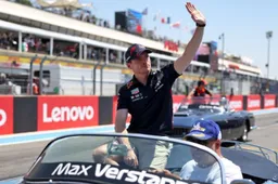 Verstappen kiest in Frankrijk voor de aanval: 'Weekend niet verkeerd'