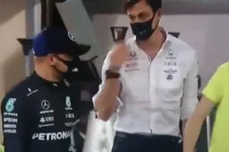 Wolff en Bottas lijken verhitte discussie te hebben, coureur wordt afgekapt