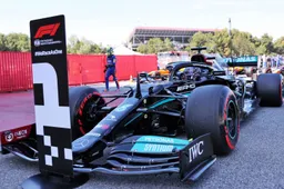 Hamilton pakt honderdste pole position in F1-carrière, Verstappen héél dichtbij
