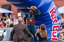 Ricciardo under fire in return: 'I'm not an entertainer'
