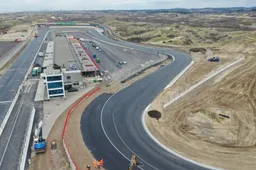 Auto belandt na koprollen achter de vangrail op vernieuwde Circuit Zandvoort