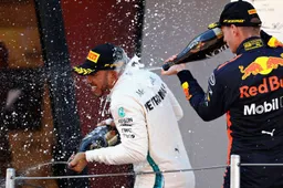 Mercedes: "Het werd lastig toen Hamilton achter Verstappen kwam te zitten"