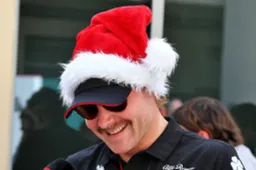 Verstappen surprend Bottas "nu" avec un cadeau de Noël comique