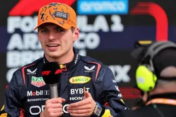 Verstappen, em tom de brincadeira, interrompe Ricciardo durante coletiva
