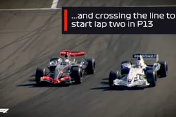 KIJK hoe Kimi Raikkönen in Bahrein bijna het hele veld oprolt.