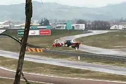 Foto: Vettel CRASHT tijdens regenbandentest Pirelli!