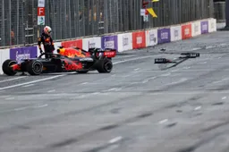 Internetreacties: 'Blij dat Verstappen zich niet bezeerde bij het band trappen'