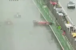 Video: MEGA crash Raikkonen op kletsnat Interlagos!