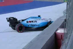 Safety car nummer twee in Rusland: Russell parkeert zijn Williams in de muur!