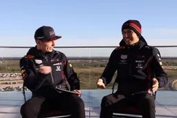 Albon en Verstappen doen één-tweetje bij bizarre vraag in Q&A