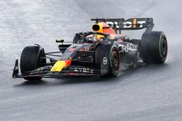 Verstappen voorziet uitzinnige fans van perfect einde in kletsnat Zandvoort