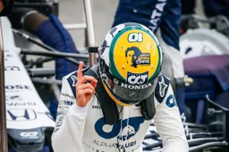 Gasly donates special helmet to the Senna Foundation