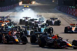Verstappen na schade derde in sprintrace Baku, Perez pakt zege