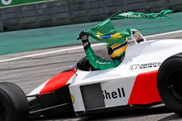 Kippenvel: Senna scheurt met de MP4/4 over Interlagos!