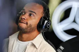 In which racing class does Lewis Hamilton's brother race?