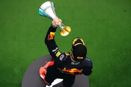 Albon chooses a track for the calendar: "I like that track".