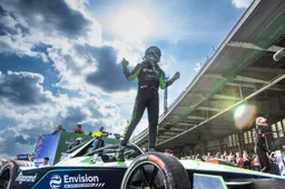 Anger at climate activists disrupting start of Formula E race in Berlin