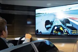 Video: Welke fan kan Rosberg verslaan in de simulator?