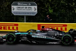 Briljante Russell pakt de overwinning in België, Verstappen vecht naar P5