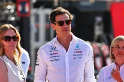 Wolff compara a Hamilton con Alonso: "Todavía va fuerte"