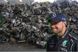 Bottas lijkt er klaar mee en post 'foto met zijn kapotte motoren'