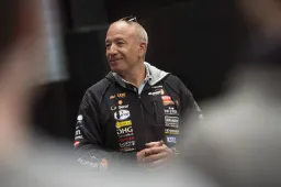 Tim en Tom Coronel lopen schade op tijdens loodzware 48-uursetappe
