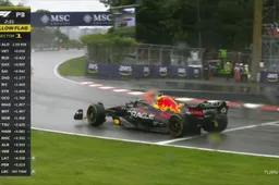 Verstappen knalt bijna de muur in door spin op nat circuit in VT3