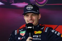 Verstappen begint alvast met feesten met bier bij de persconferentie