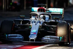 Lewis Hamilton stops on track with engine problem!