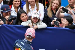 Penelope is met moeder Kelly Piquet in Monaco om haar ‘Maxie’ te steunen