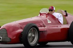 VIDEO: Raikkonen haalt oude Alfetta van stal