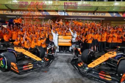 McLaren célèbre son titre "épique" lors de la remise des prix de la FIA au Rwanda