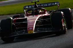 Sainz verslaat Verstappen tijdens VT3 op Monza en geeft Tifosi hoop