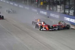 BREAK: Ferrari's tikken Verstappen uit de race!