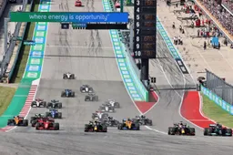 Lewis Hamilton storms in front at turn one of the US Grand Prix