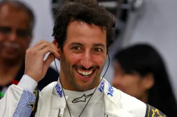 Ricciardo sorri de orelha a orelha longe do paddock da F1