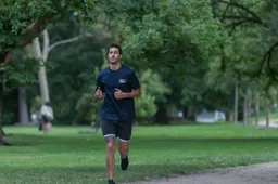 Ricciardo toont unieke training met hamer, kettingen en grote tractorbanden