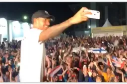 Hamilton filmt zichzelf met laaiend enthousiaste fans