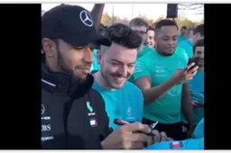 Vloggende Hamilton viert binnenhalen kampioenschap bij fabriek Mercedes
