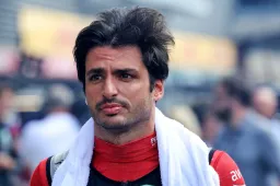 Carlos Sainz überrascht und unterschreibt Mehrjahresvertrag bei Williams