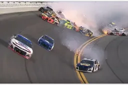 WOW: 21 auto's in de kreukels bij mega-crash in NASCAR