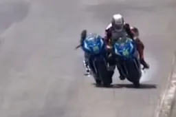 Bizar filmpje: motorracer lift mee met collega en mept erop los tijdens race